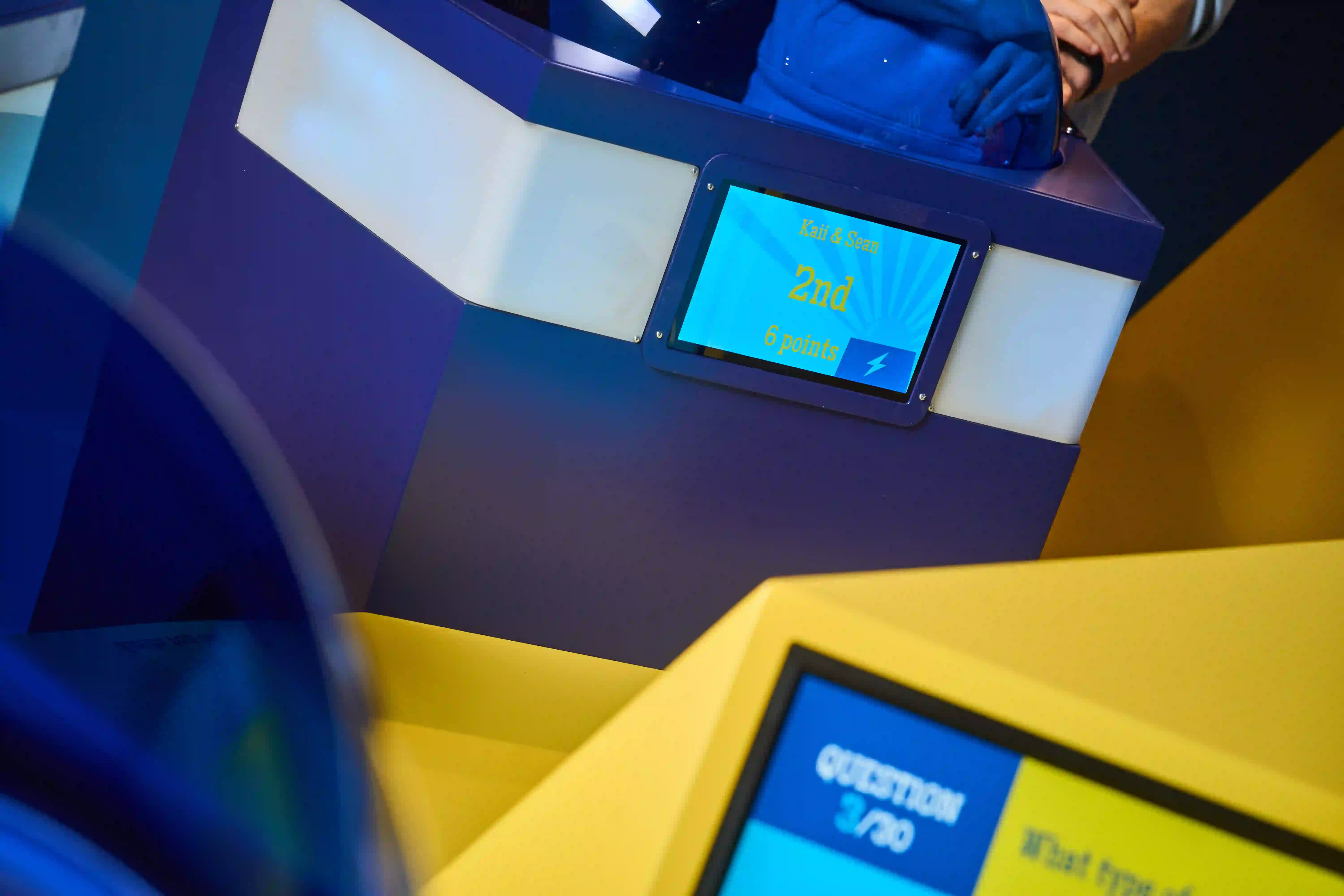 Groupe de joueurs au Quiz Room avec buzzers