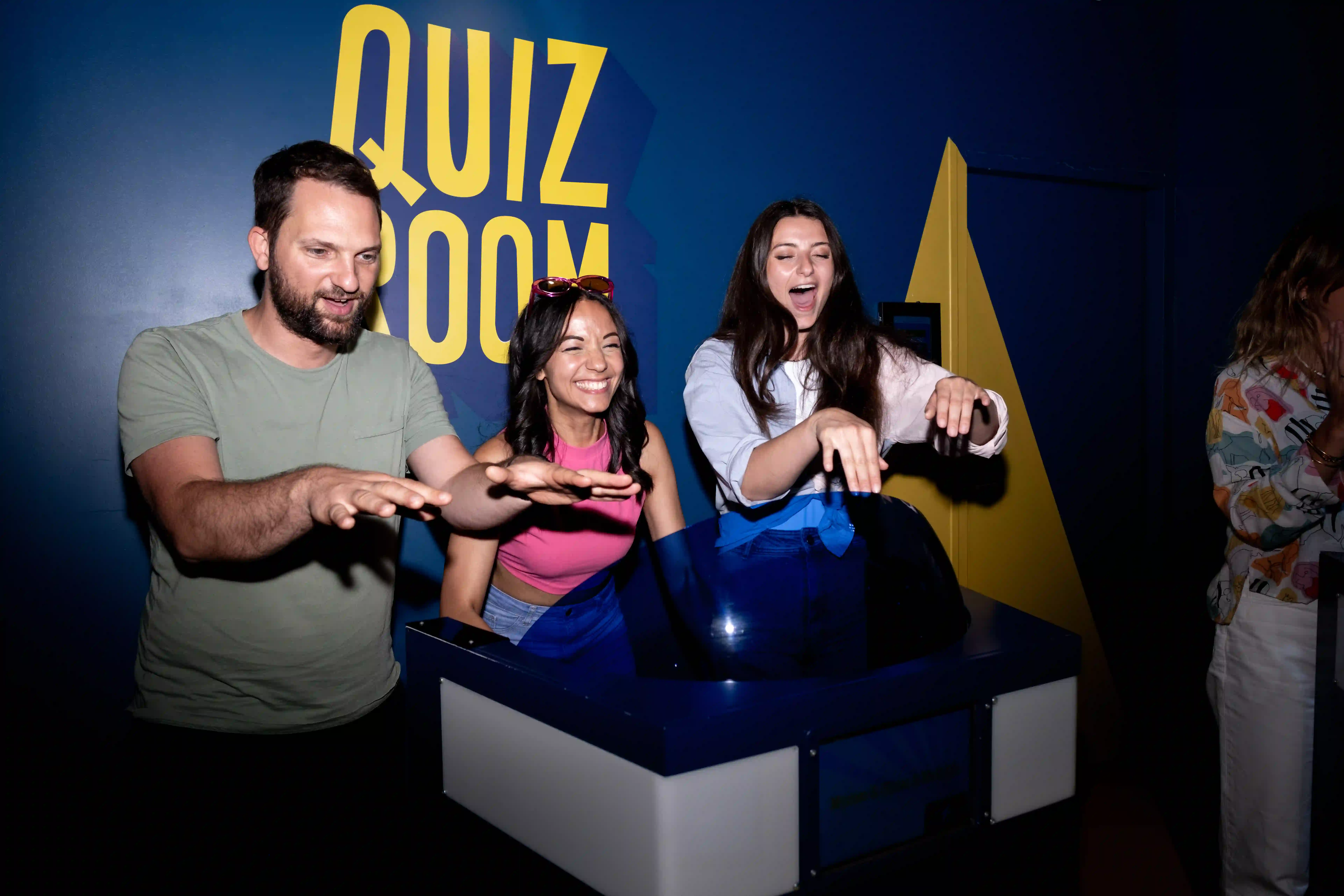 Joueur en train d'avoir du fun chez Quiz Room Bruxelles pendant un EVG