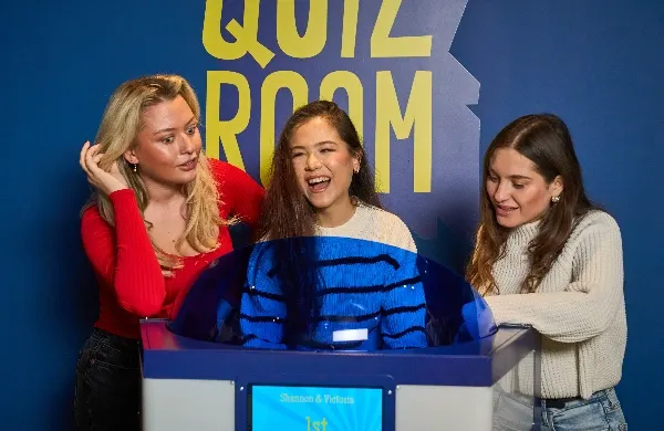 Équipe jouant à Quiz Room lors d'un enterrement de vie de jeune fille