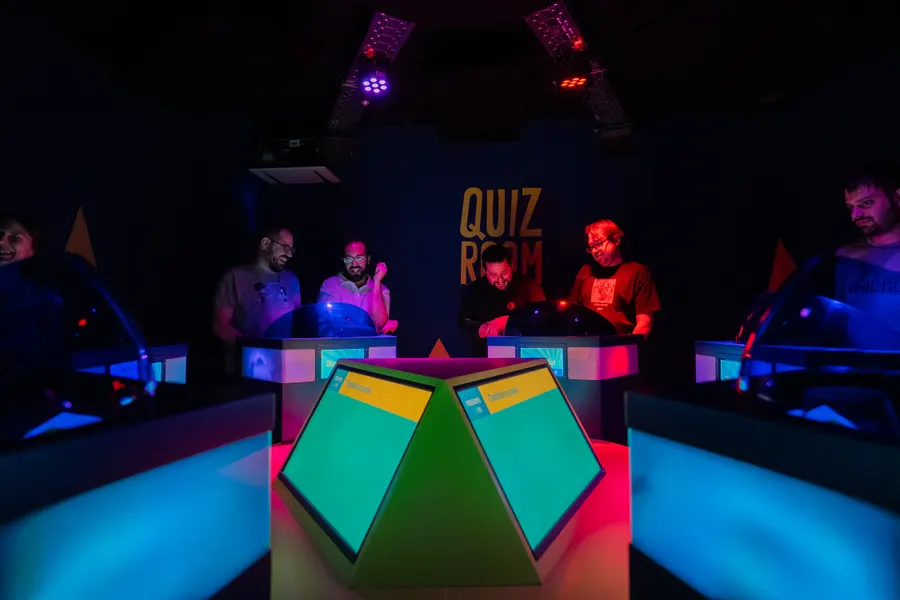 Groupe participants quiz salle Roosdaal appuyant sur buzzers électroniques