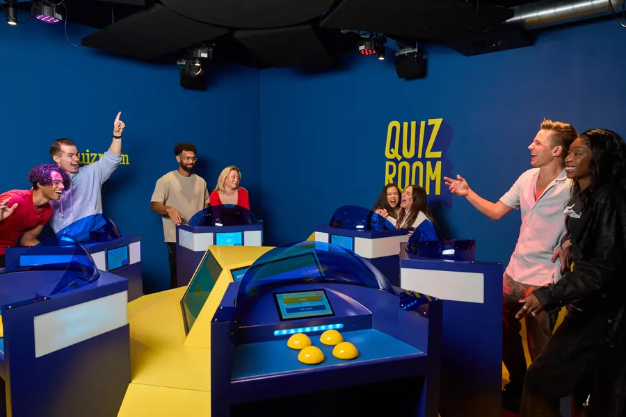 Participants concentrés durant une partie de trivia culture générale