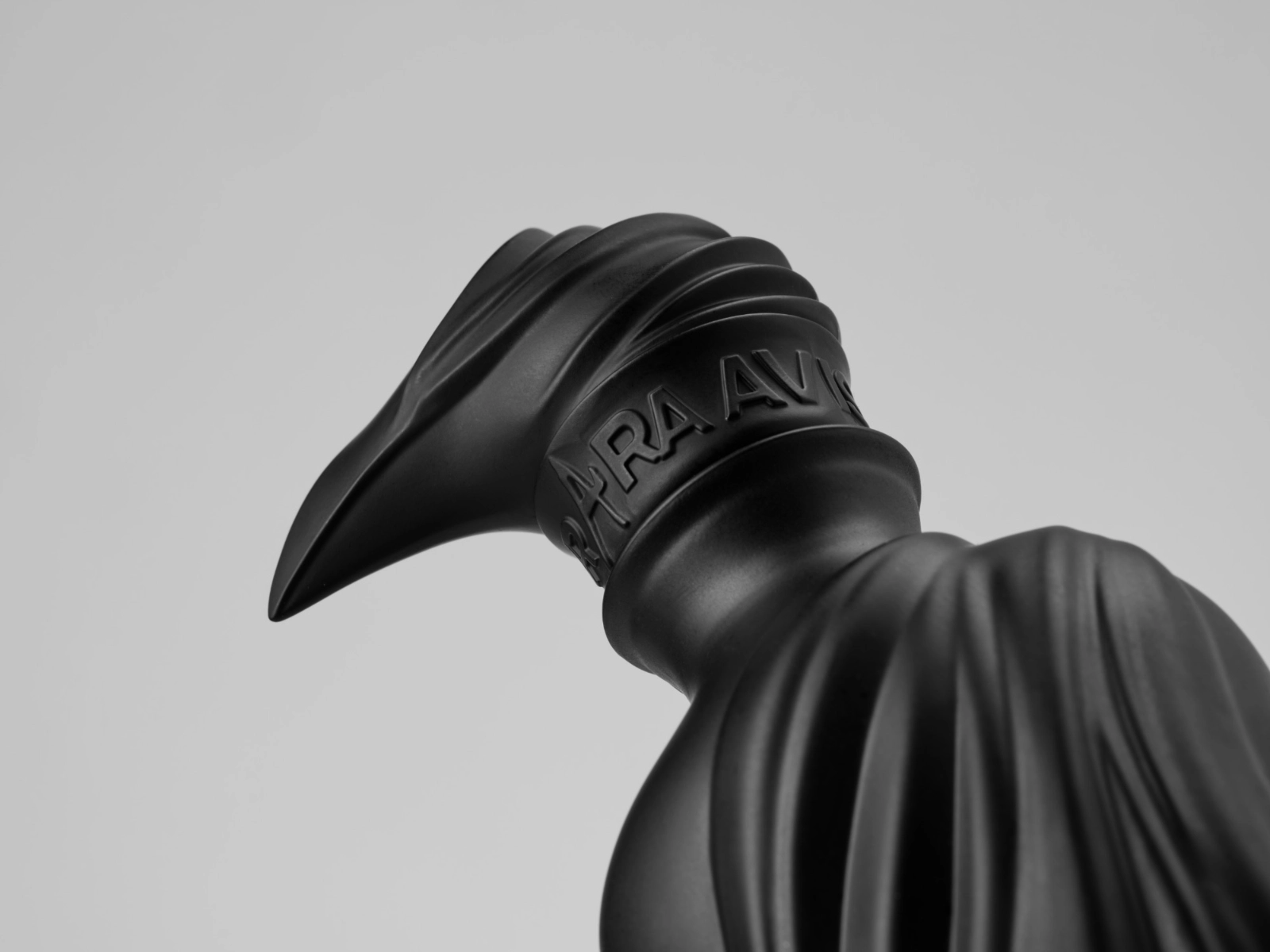 Detalle del frasco de perfume RARA AVIS, con pliegues de vidrio que evocan la seda y el tapón que eleva el frasco a la categoria de rara avis.