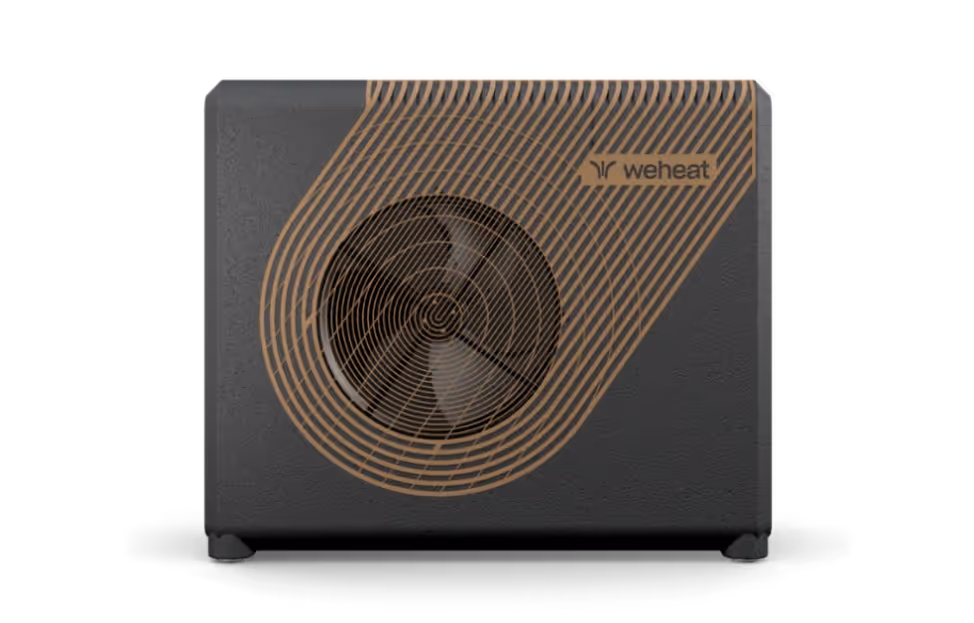 Zwarte Weheat warmtepomp buitenunit met ronde ventilator en opvallend goudkleurig lijnpatroon aan de voorzijde