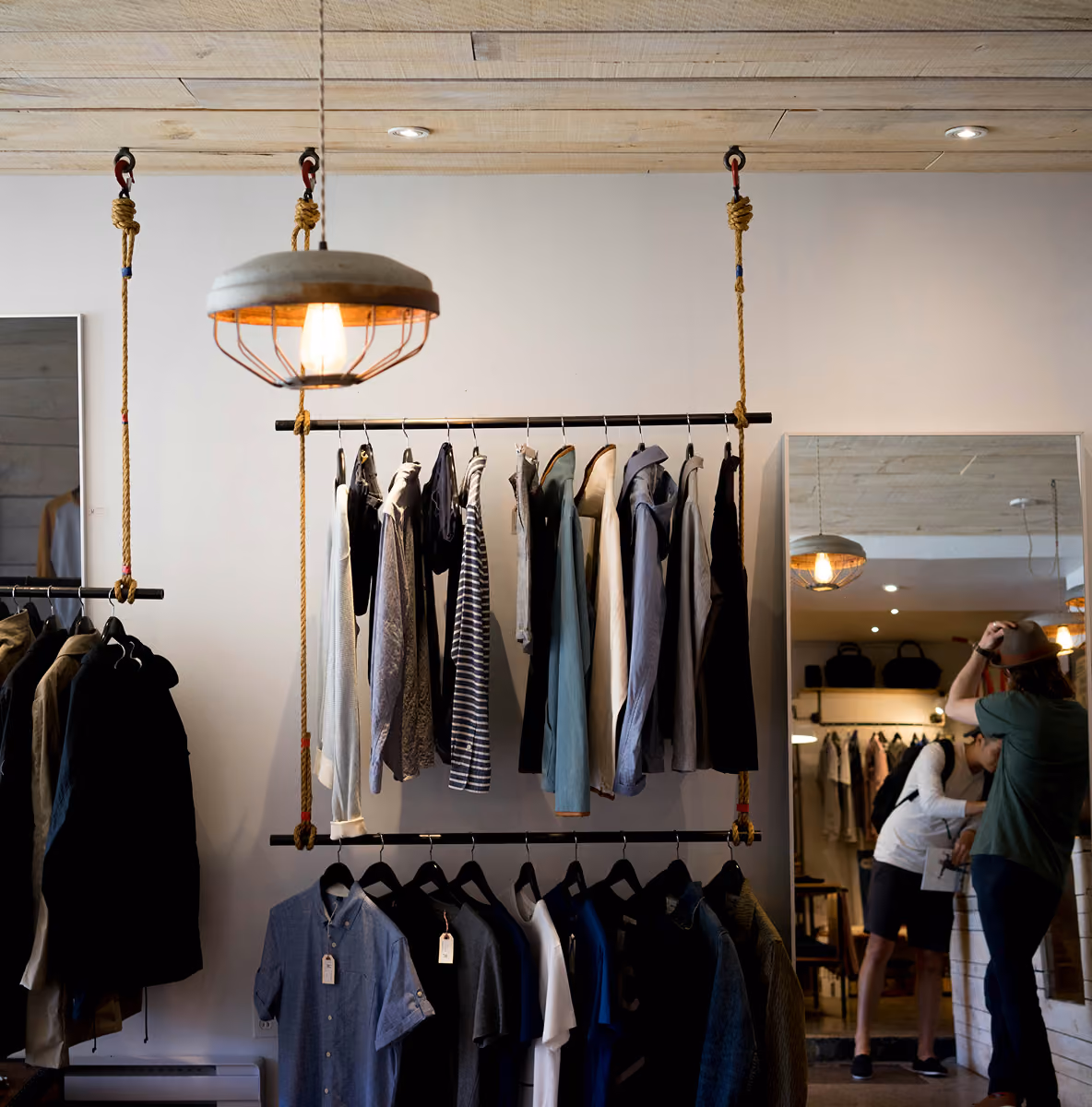 Kledingwinkel met rekken vol kleding en klanten