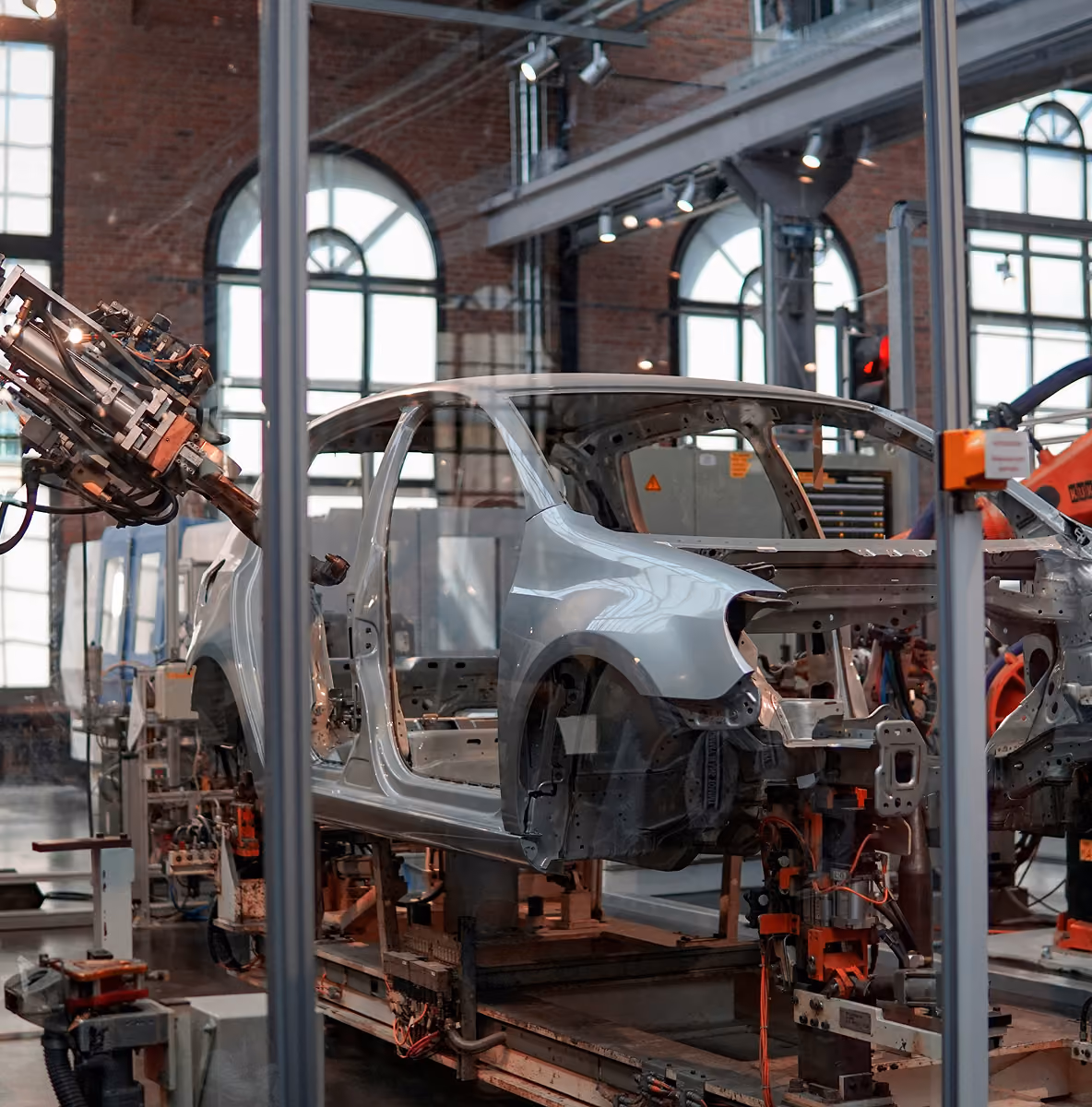 Autoproductielijn met robotarmen die een carrosserie assembleren in een fabriek