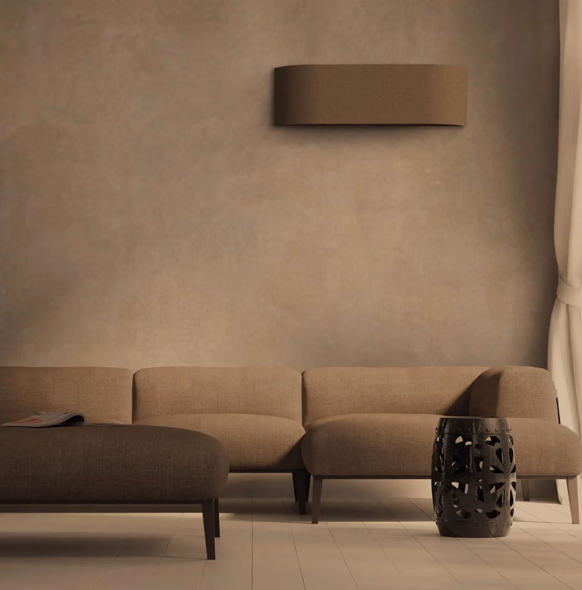 Toshiba Haori airco met bruin stoffen front op een zandkleurige wand boven een beige hoekbank