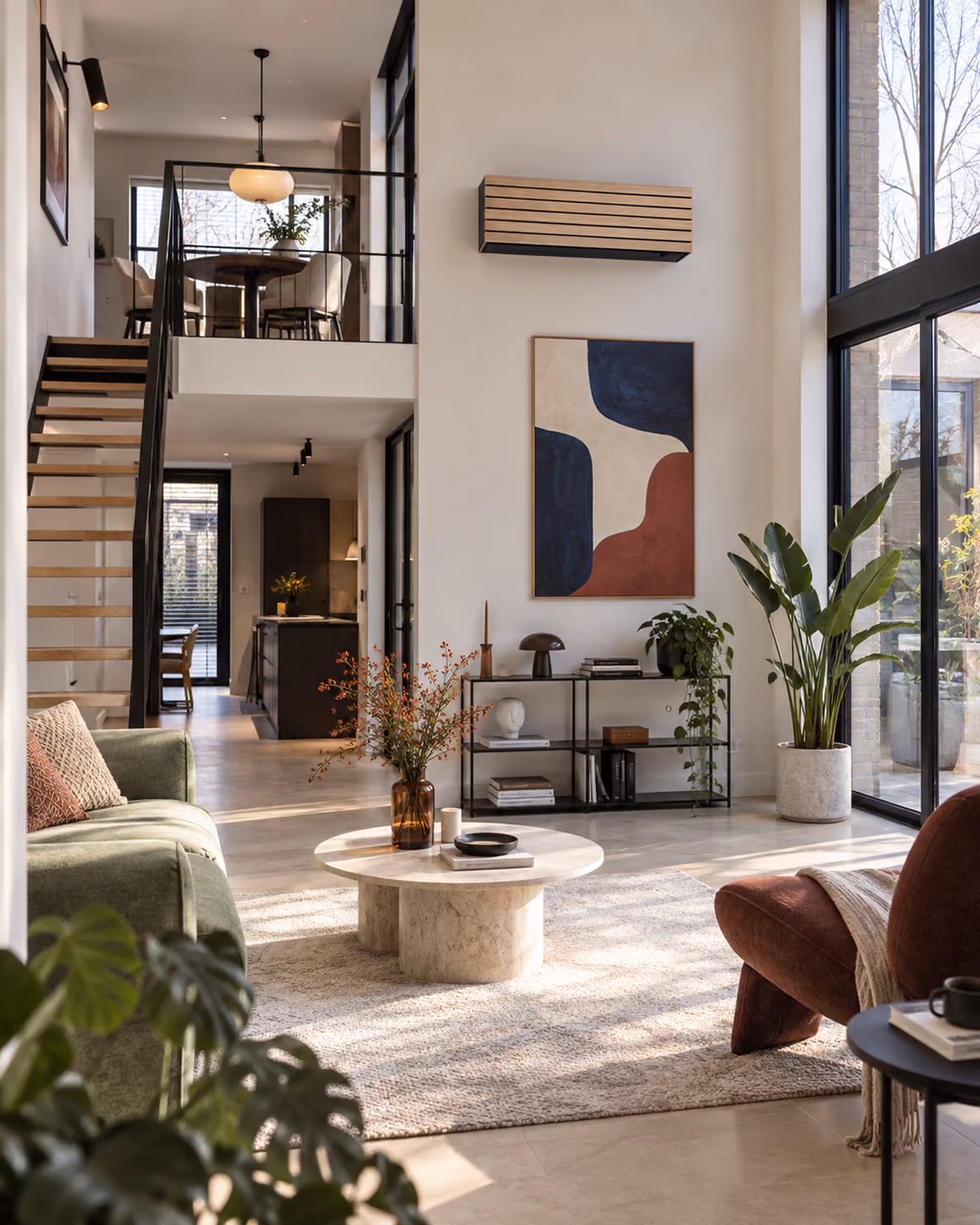 Toshiba Daiseikai airco met houten lamellenfront in een loft met vide, abstract schilderij en travertin salontafel