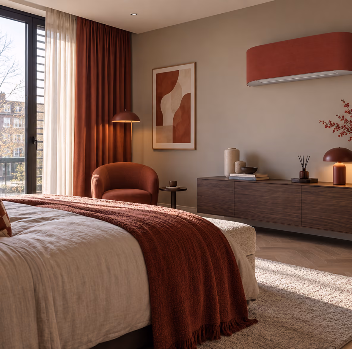 Toshiba Haori airco met terracottarood stoffen front in een warme slaapkamer met walnoten dressoir en rode gordijnen