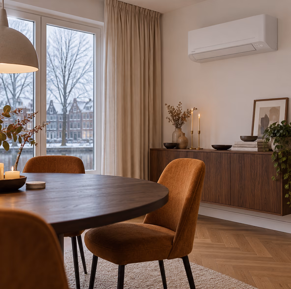 Toshiba Seiya airco in een eetkamer op een winterdag met ronde houten tafel, kaarsen en uitzicht op grachtenpanden