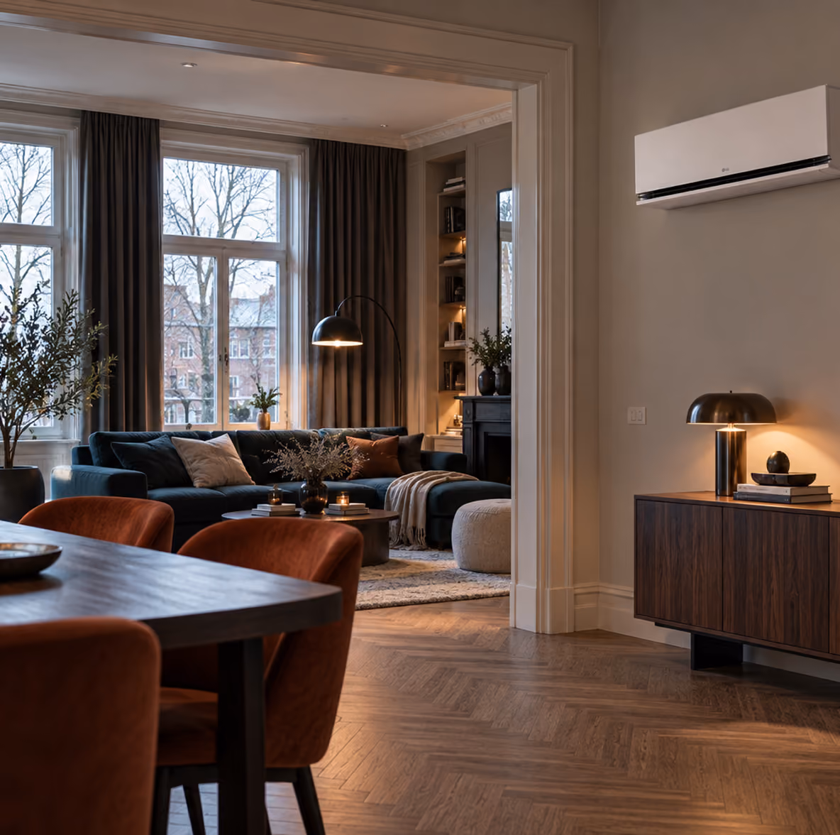 LG AI Air airco in een klassieke woonkamer op een winterse avond, met visgraatvloer en warme verlichting
