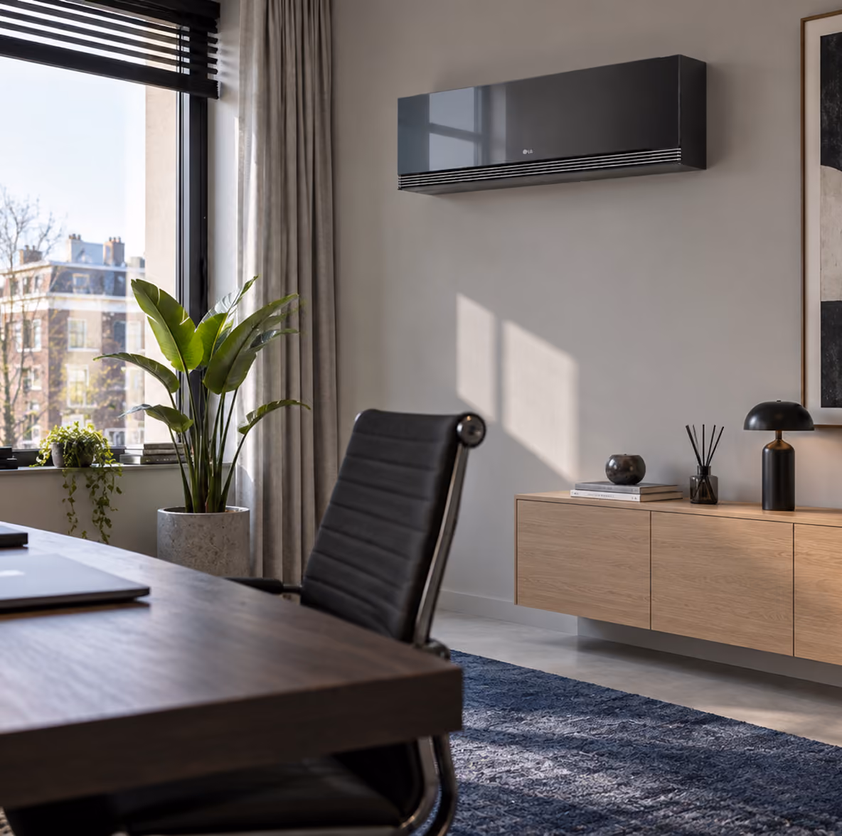LG AI Air Mirror airco in een thuiswerkkamer met zwarte bureaustoel en eiken dressoir