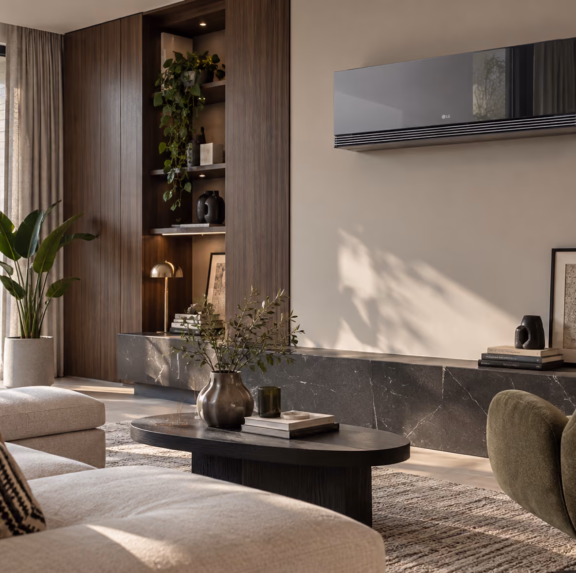 LG AI Air Mirror airco boven een marmeren tv-meubel in een woonkamer met walnoten kastenwand