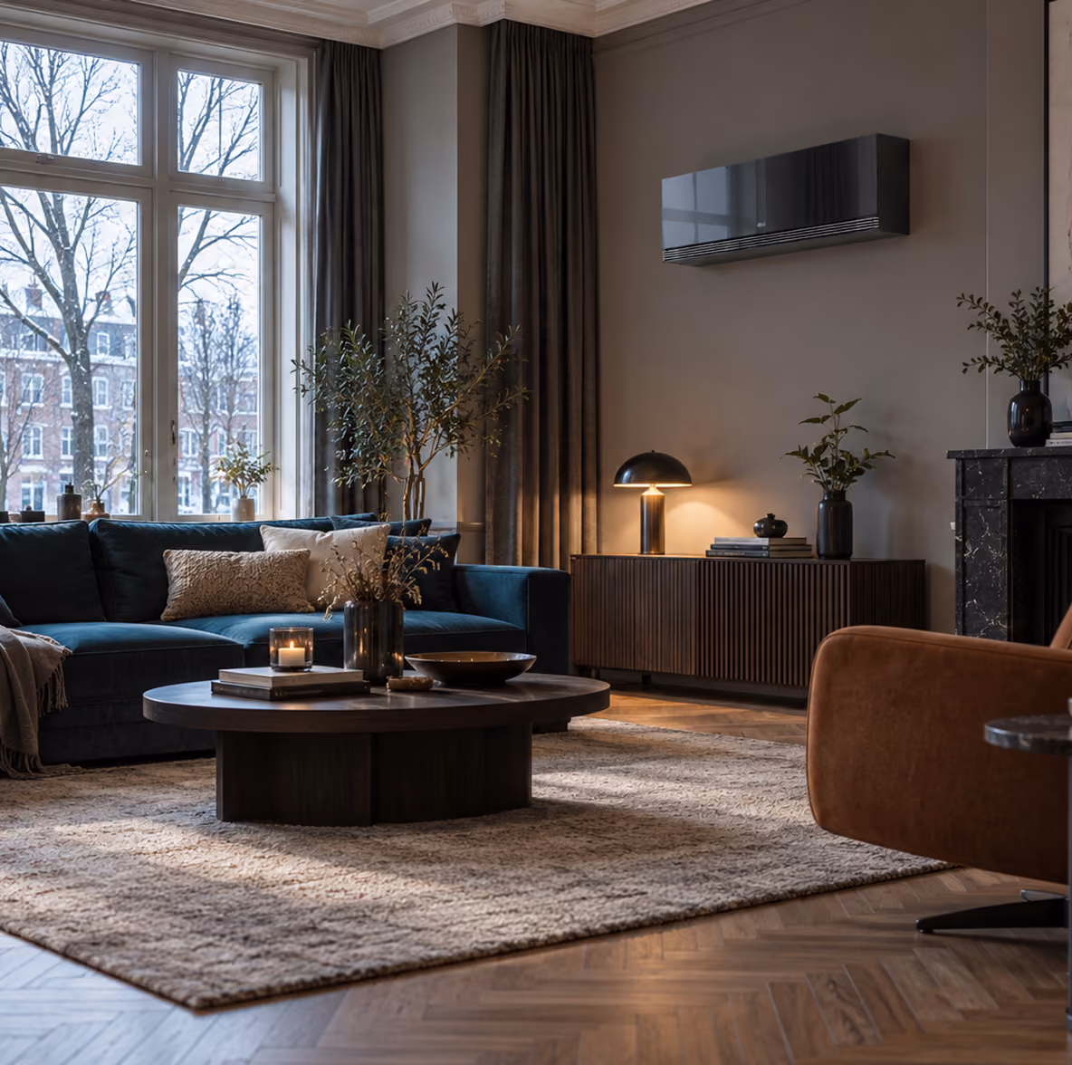 LG AI Air Mirror airco in een sfeervolle woonkamer op een winteravond met donkerblauwe bank en open haard