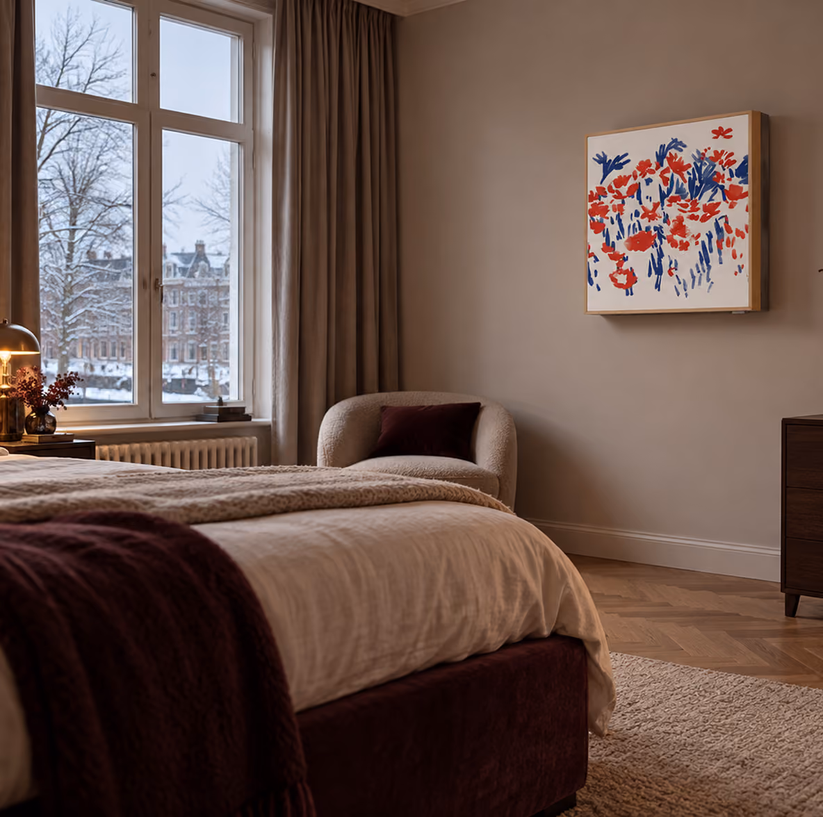 LG Artcool Gallery airco met bloemenkunstwerk in een slaapkamer met winters uitzicht op grachtenpanden