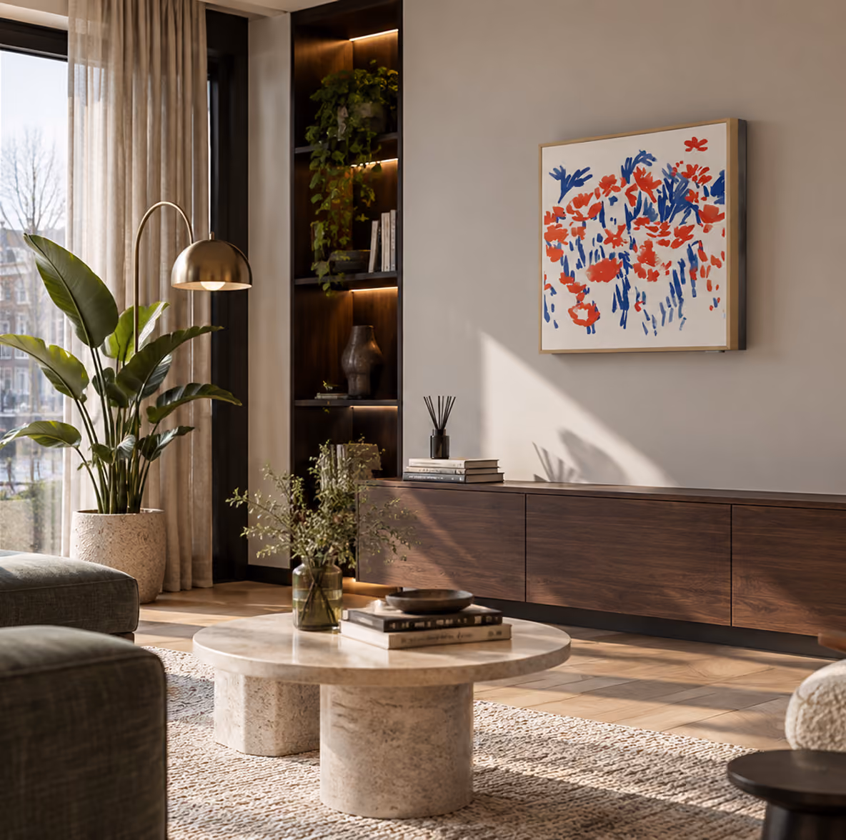 LG Artcool Gallery airco met bloemenkunstwerk in een thuiswerkkamer met grijs dressoir en bureaustoel