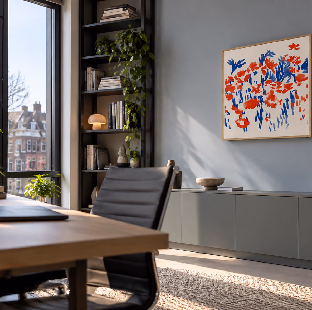 LG Artcool Gallery airco met bloemenkunstwerk boven een walnoten tv-meubel in een zonnige woonkamer