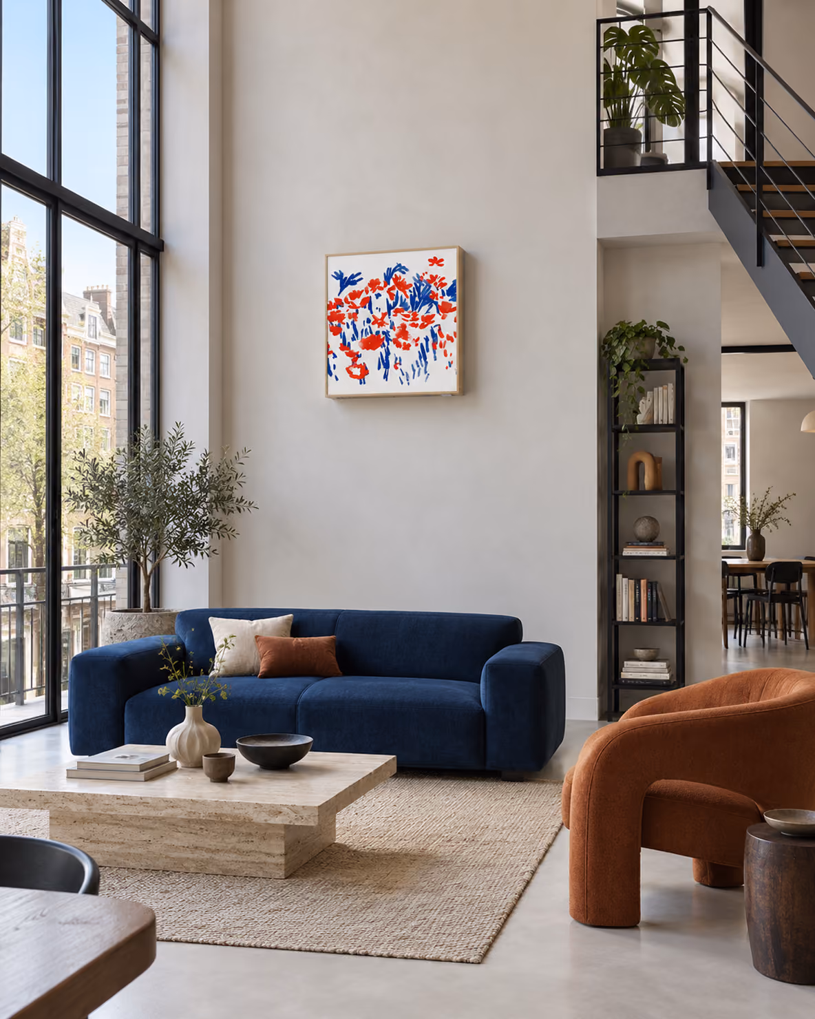 LG Artcool Gallery airco met bloemenkunstwerk boven een donkerblauwe bank in een loft met hoge ramen