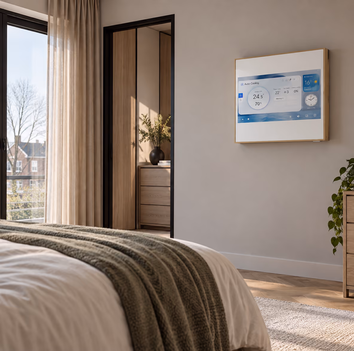 LG Artcool Gallery airco met digitaal display in een zonnige slaapkamer met inloopkast