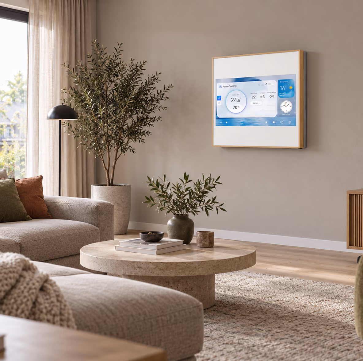 LG Artcool Gallery airco met digitaal display aan de wand in een lichte woonkamer met olijfboom en travertin tafel