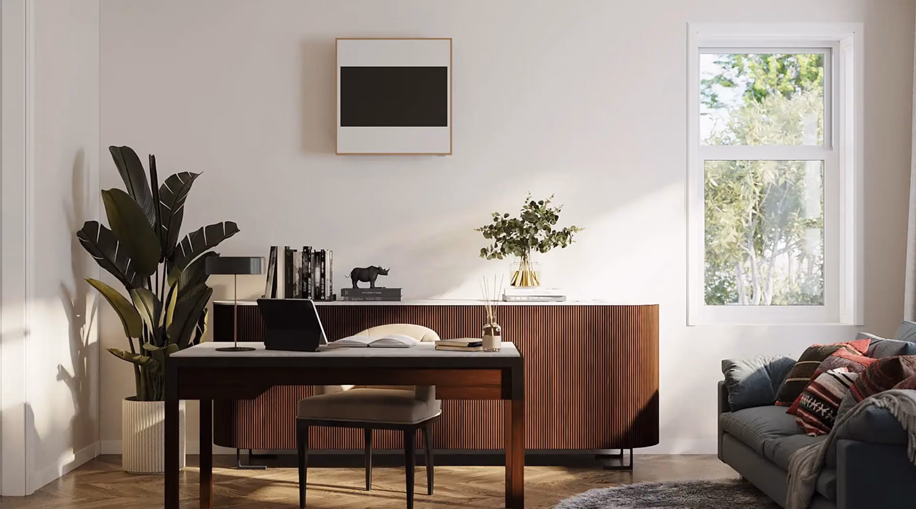 LG Gallery airco als vierkant paneel aan de wand boven een houten bureau in een lichte werkkamer