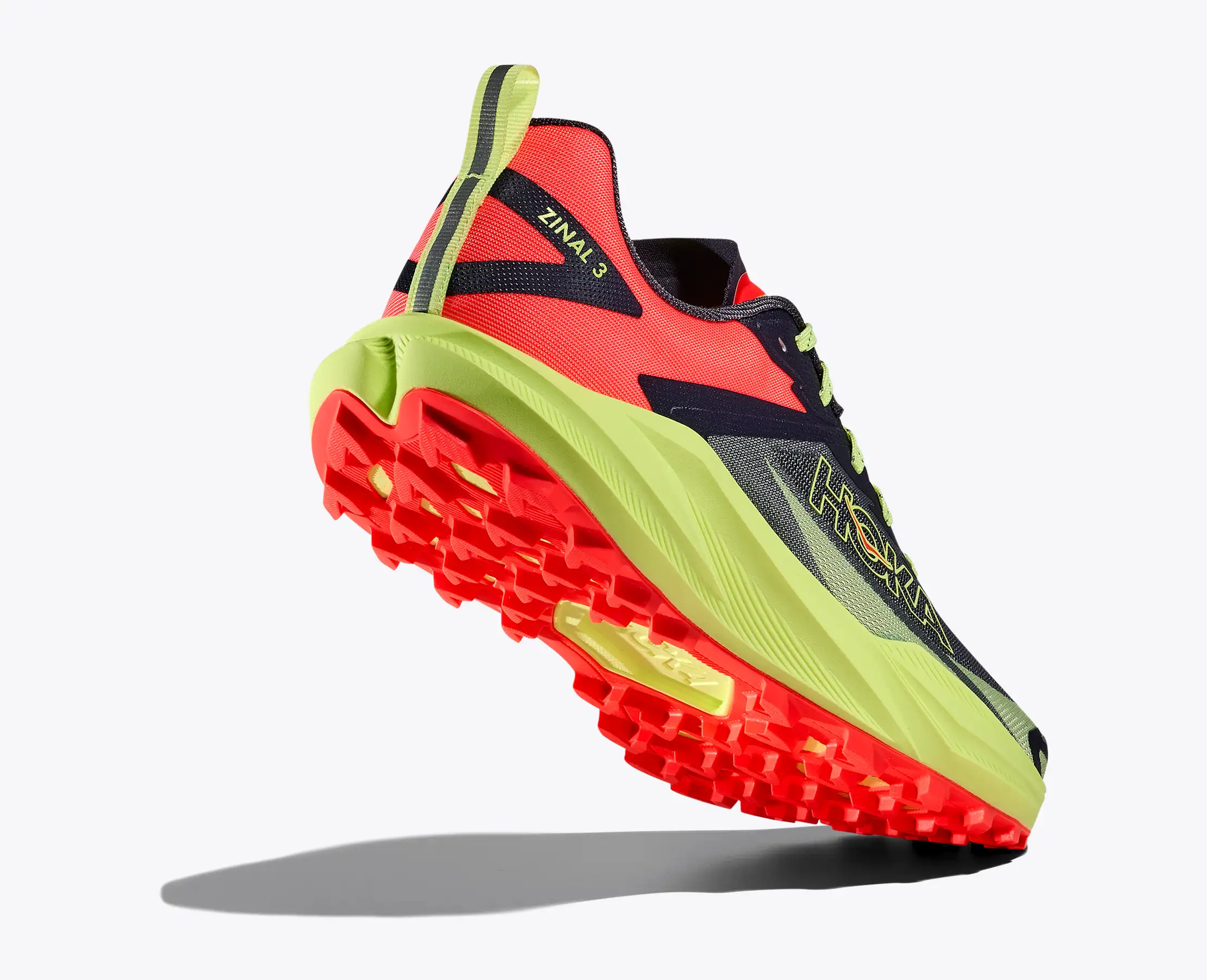 La HOKA Zinal 3 est une chaussure de trail légère et dynamique conçue pour les coureurs en quête de vitesse. Agile, réactive et proche du terrain, elle excelle sur les sentiers techniques, les entraînements rapides et les compétitions de courte à moyenne distance.