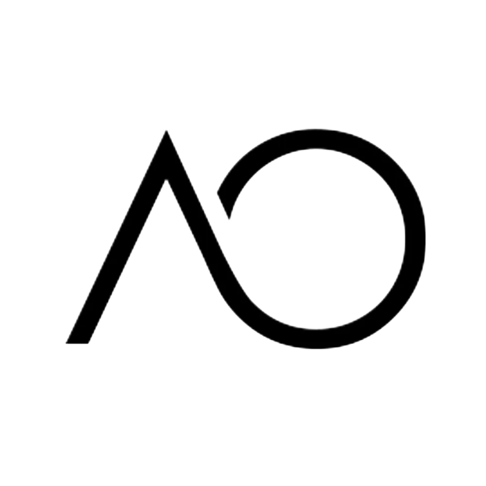 Schwarzes, stilisiertes AO-Logo auf weißem Hintergrund.