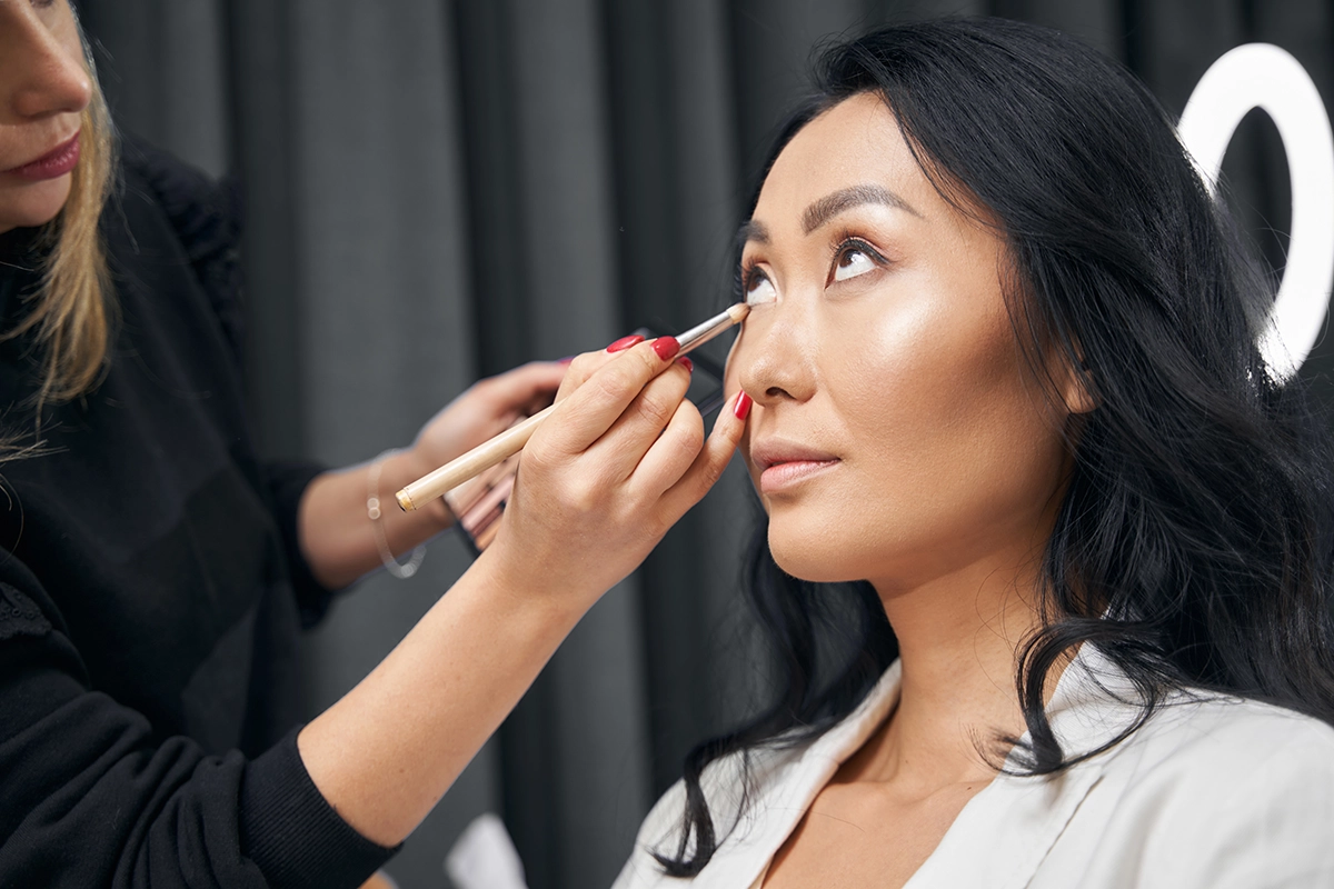 Bridesmaid with a glowing natural wedding makeup look