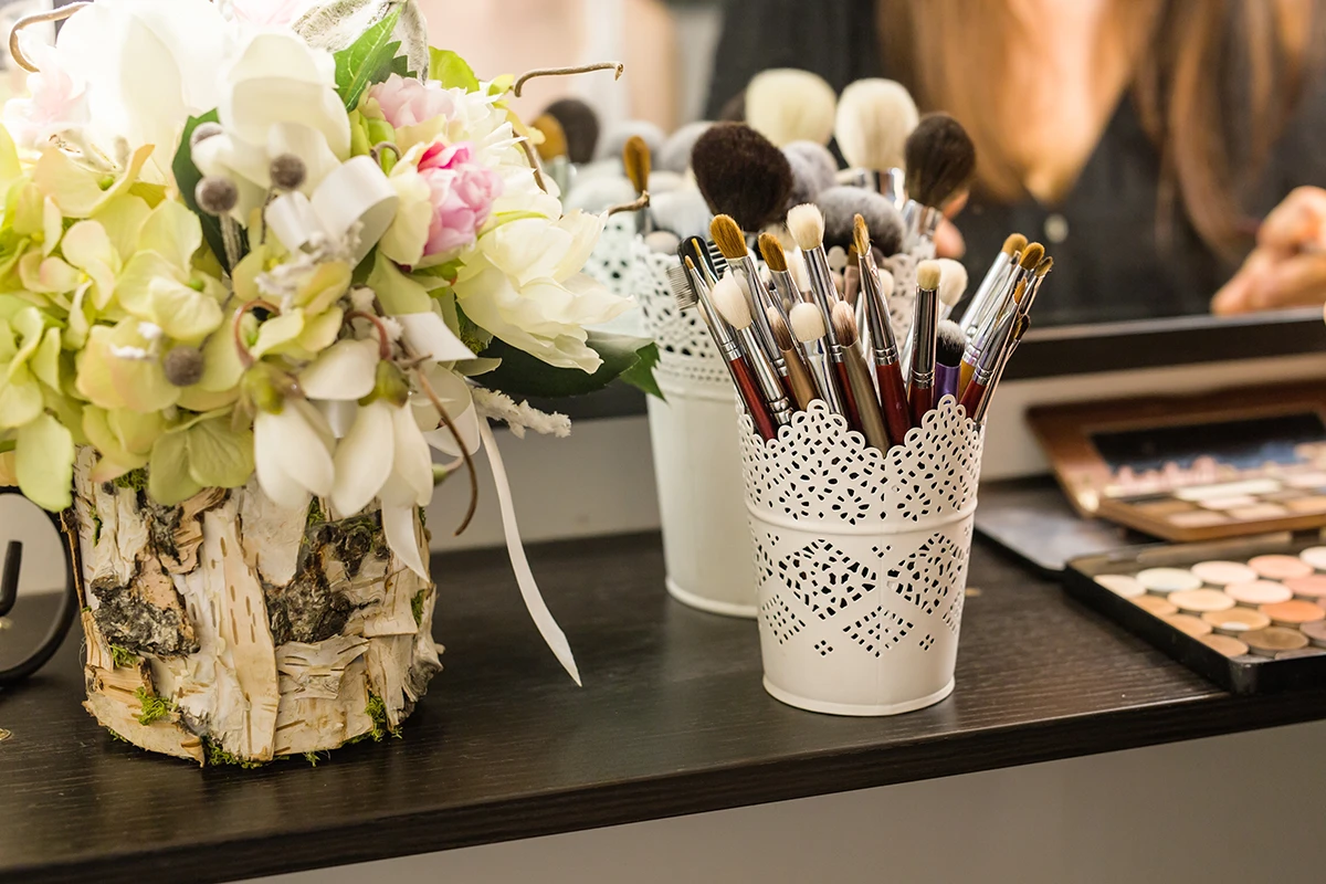 Makeup brushes and sponges for wedding day