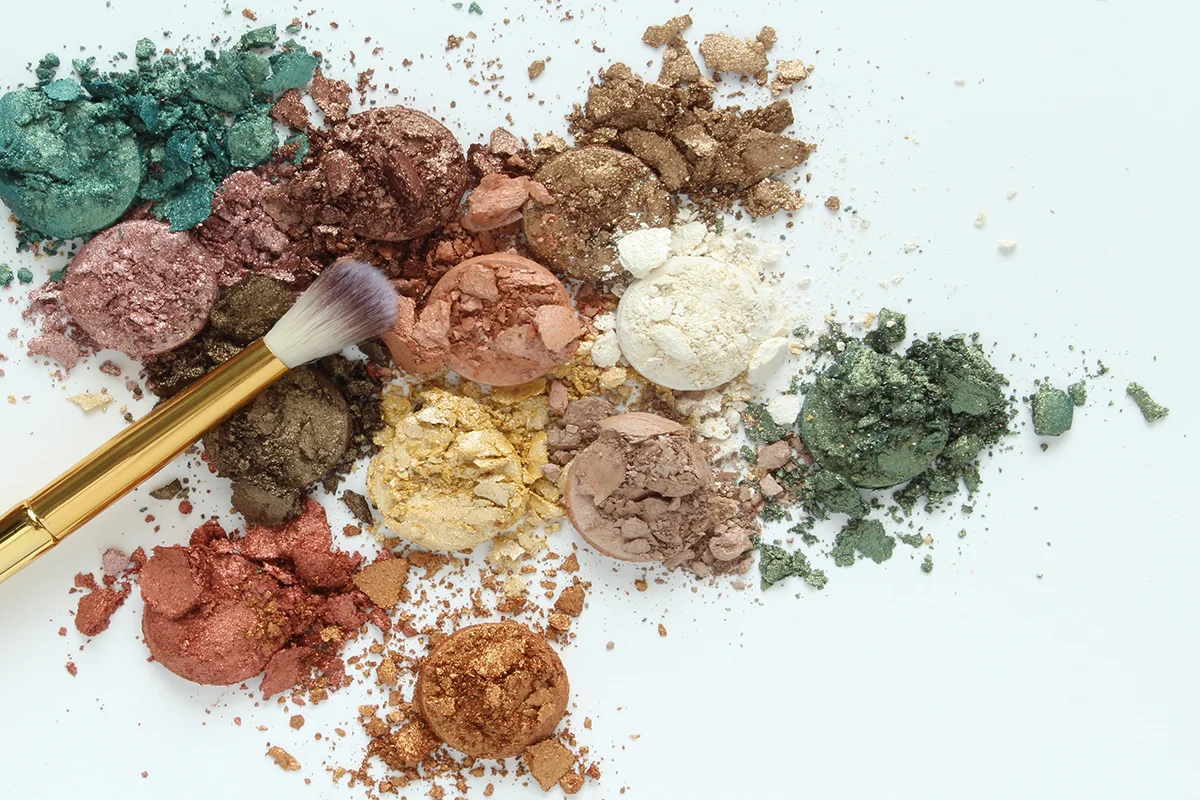 Makeup palette with brush showing how to blend eyeshadows.