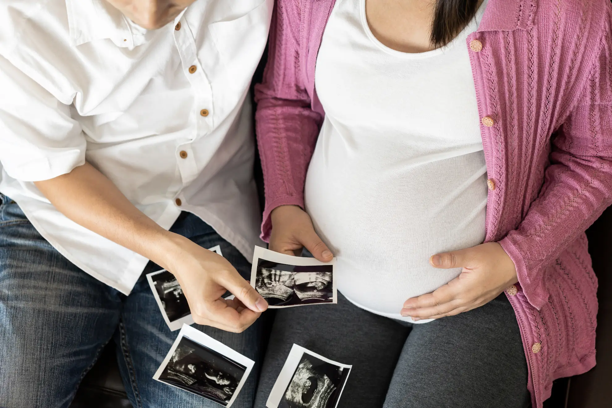 un cuplu ține în mână o imagine de la ecografie | a treia examinare prenatală