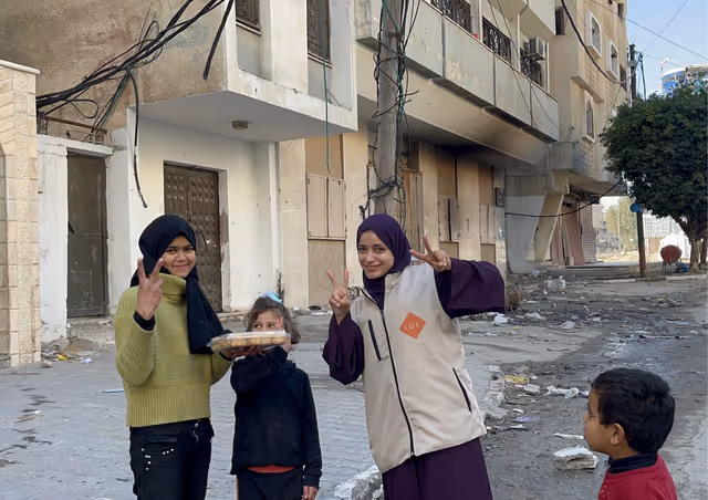 Image d'une famille dans les décombre à Gaza