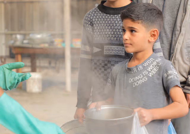 Image d'une famille dans les décombre à Gaza
