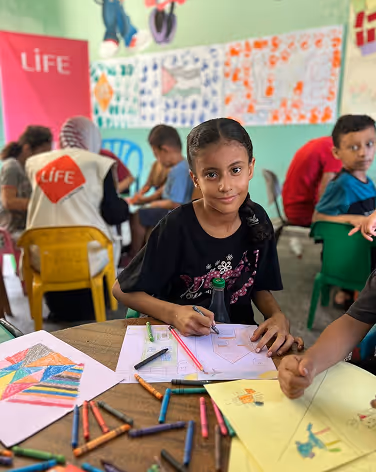 Soutien psychosocial à Gaza : activités de dessin pour enfants animé par l'ONG LIFE.
