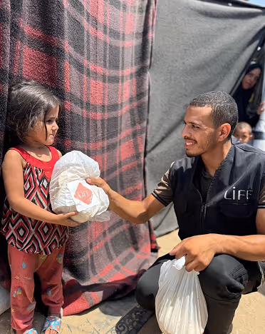 Colis alimentaire distribuĂ© par LIFE Ă un enfant Ă Gaza â gaza aide humanitaire, palestine soutien
