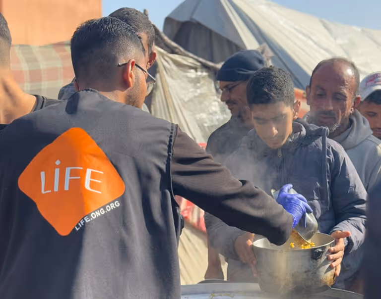 Distribution alimentaire par les bénévoles LIFE pour lutter contre la famine dans la bande de Gaza. Don fiable palestine