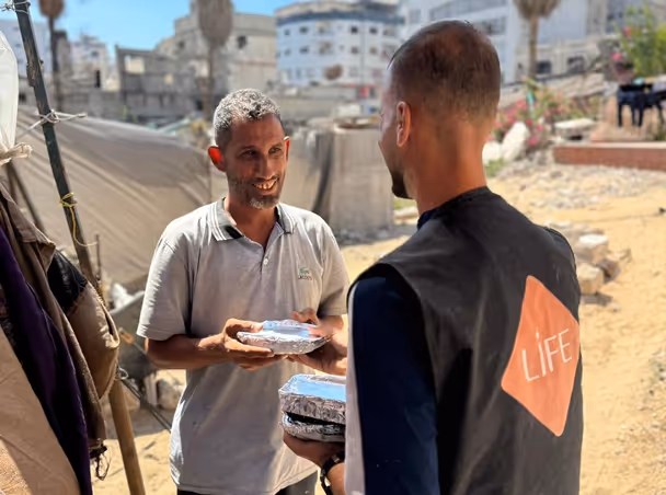 Distribution de repas par un bénévole LIFE dans la bande de Gaza, en Palestine. Cagnotte palestine. Cagnotte Gaza.