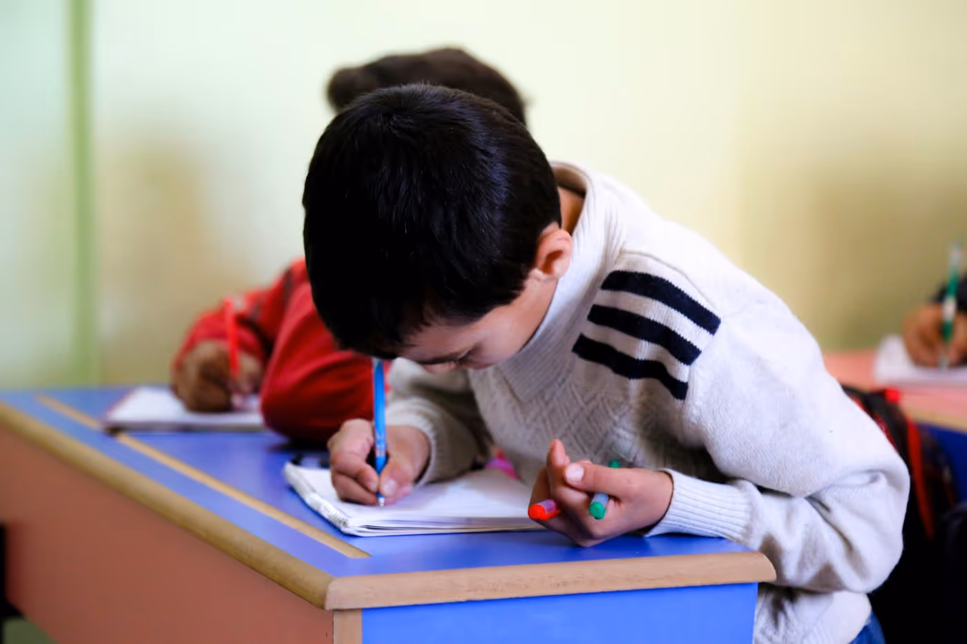 Un enfant écrit, scolarité à Gaza