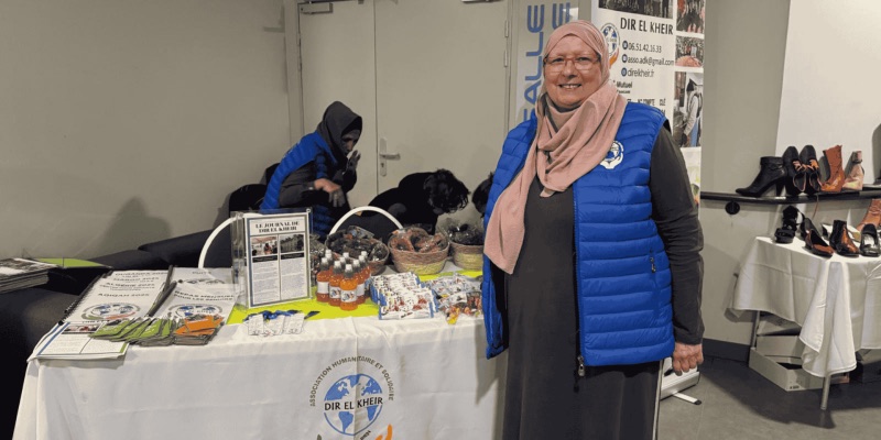 Bénévole de l’association Dir El Kheir à un stand de collecte