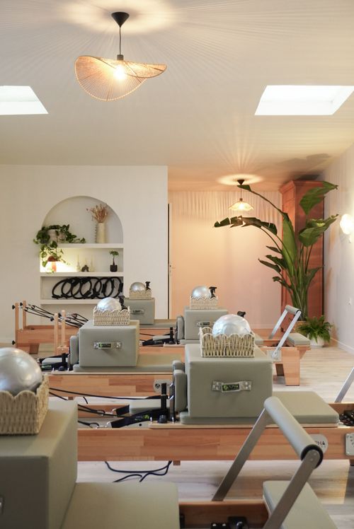 en plein rempotage d'une plante durant un atelier organisé