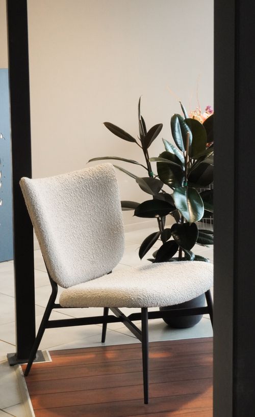 en plein rempotage d'une plante durant un atelier organisé