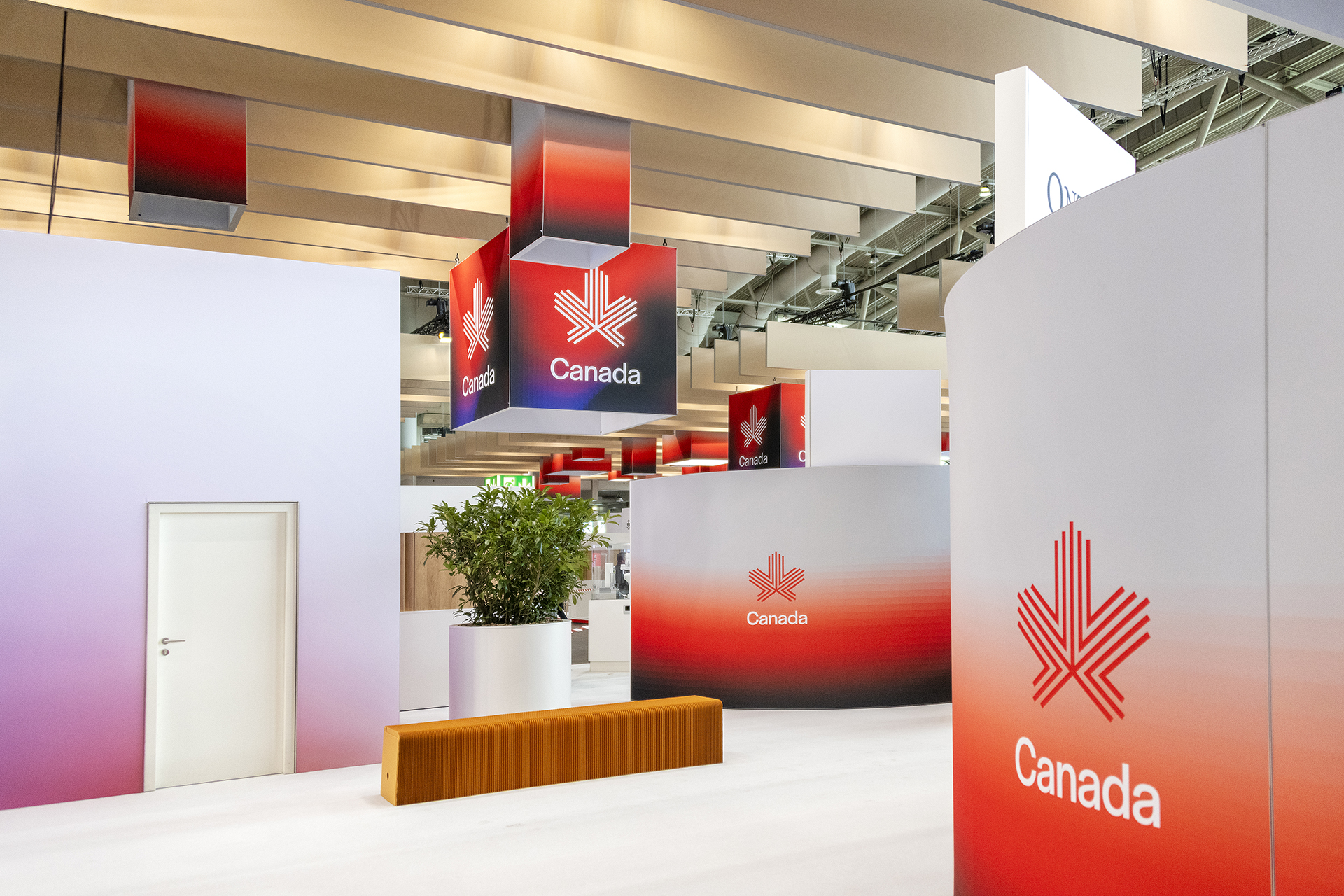 XXL-Textildruck auf Traversenblenden im Partnerland-Pavillon Kanada Hannover Messe