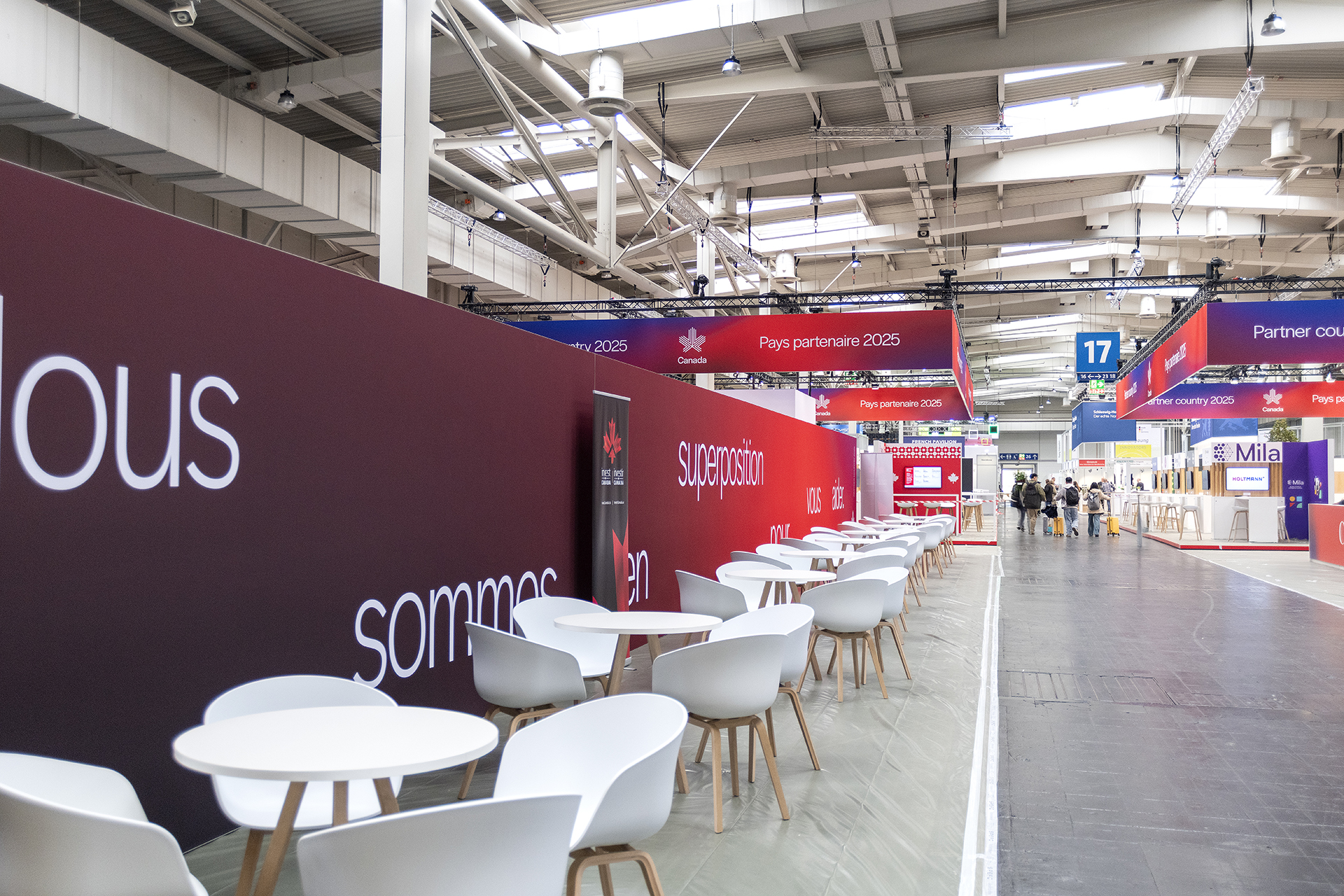 Deckenlamellen mit großformatigem Textildruck auf der Hannover Messe 2025