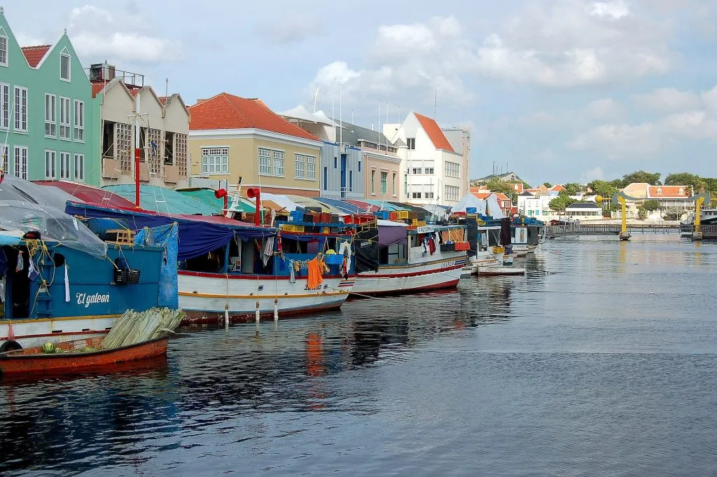 floating market-curacao five reasons to live in curacao