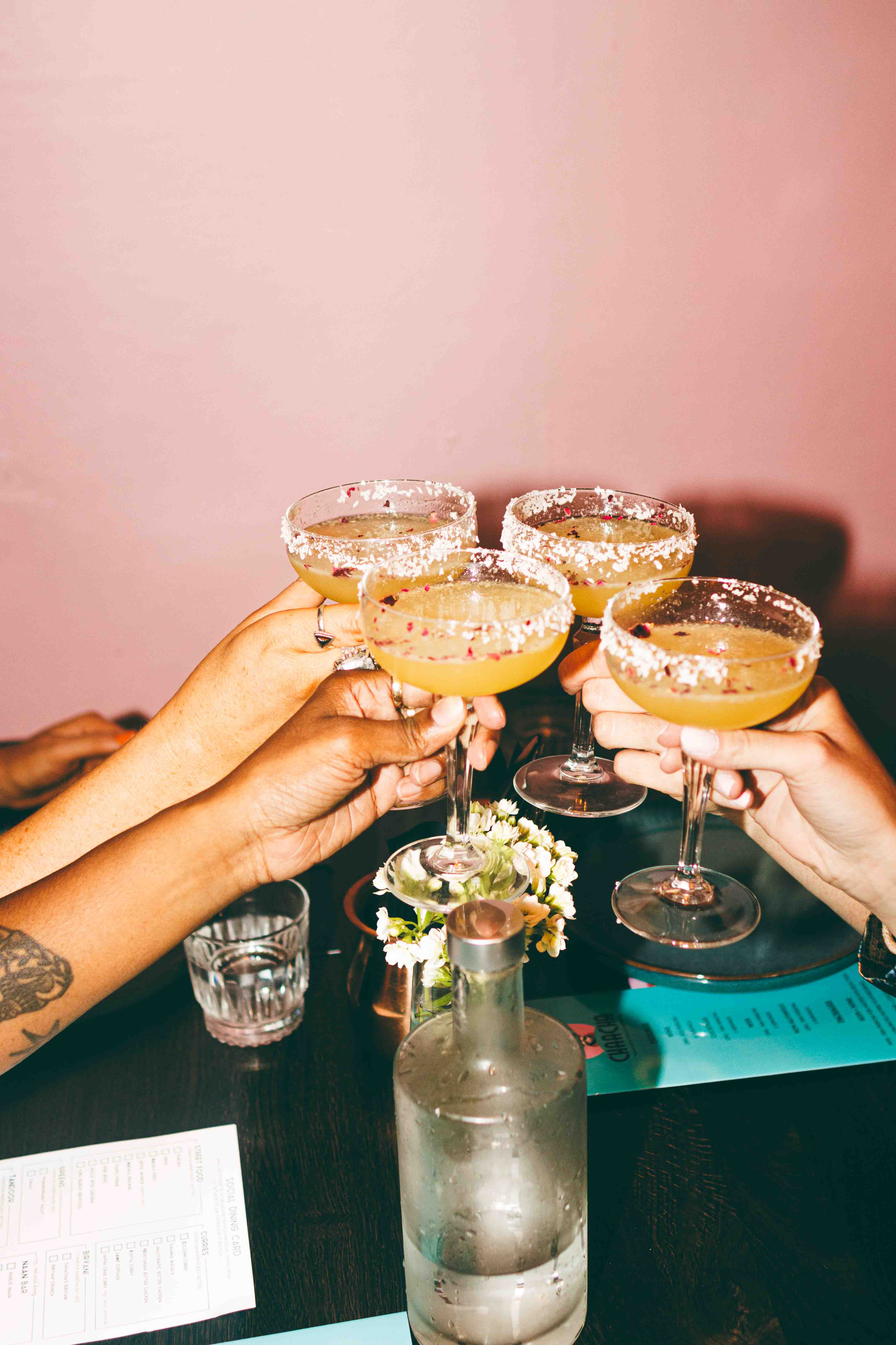 Cocktails og skål ved bordet hos Chaacha