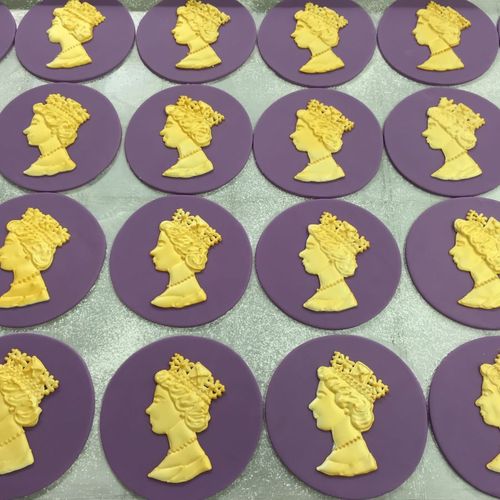 sugar plaques with the silhoutte of the queen