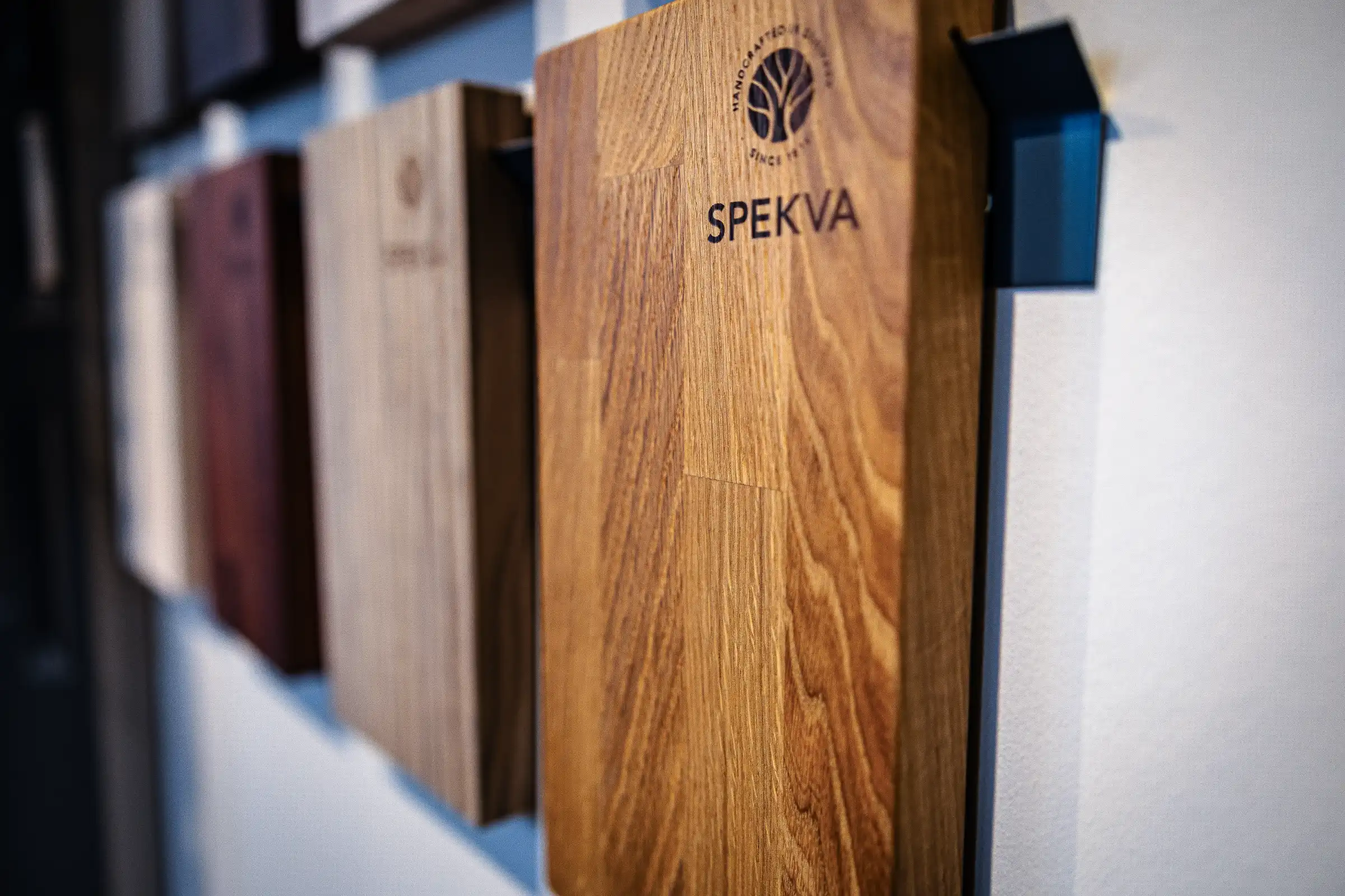 Spekva: Schöne Holzarbeitsplatten für die Küche
SCHREINERKUNST SEIT 1971 - hier sehen Sie eine Auswahl an Mustern unserer Spekva Materialien im Thoki Küche & Weinkonzept