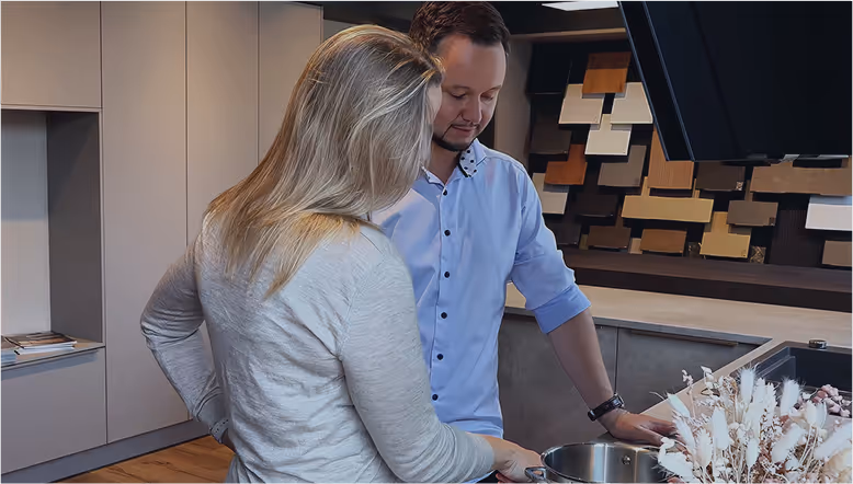 Blick inst Küchenstudio für München von Thoki Küchen zum Thema "Was kostet eine Küche?"