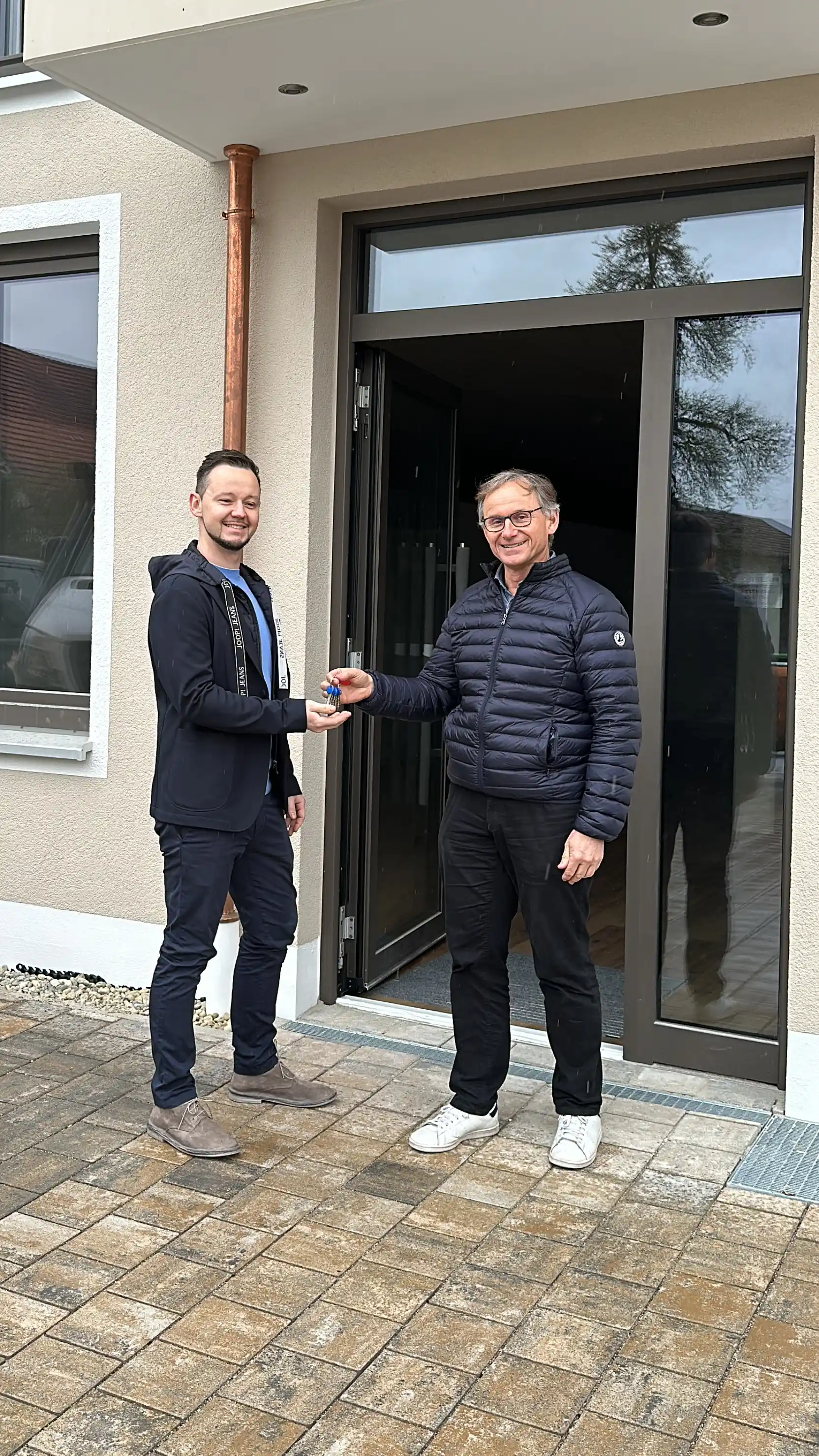 Der Gründer von Thoki Küche und Weinkonzept nimmt die Schlüssel für die neue Gewerbefläche in Empfang, ein symbolischer Meilenstein auf dem Weg zur großen Eröffnung.... Entdecken Sie die neueste Erweiterung von Thoki Küche und Weinkonzept – Wir feiern die Schlüsselübergabe für unsere neue Gewerbefläche am Wörthsee! Bleiben Sie dran für die aufregende Phase des Innenausbaus und die große Eröffnung. Thoki steht für exquisite Küchengestaltung und Weinexpertise. Planen Sie Ihren Besuch und erleben Sie, wie wir Innovation mit Tradition verbinden