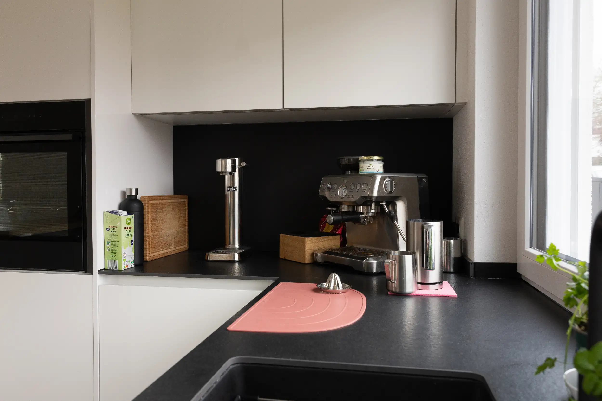 Mit klarer Linienführung, platzsparenden Auszügen und hochwertiger Ausstattung bietet dieser Frühstücksbereich den perfekten Start in den Tag für Eltern und Kinder.