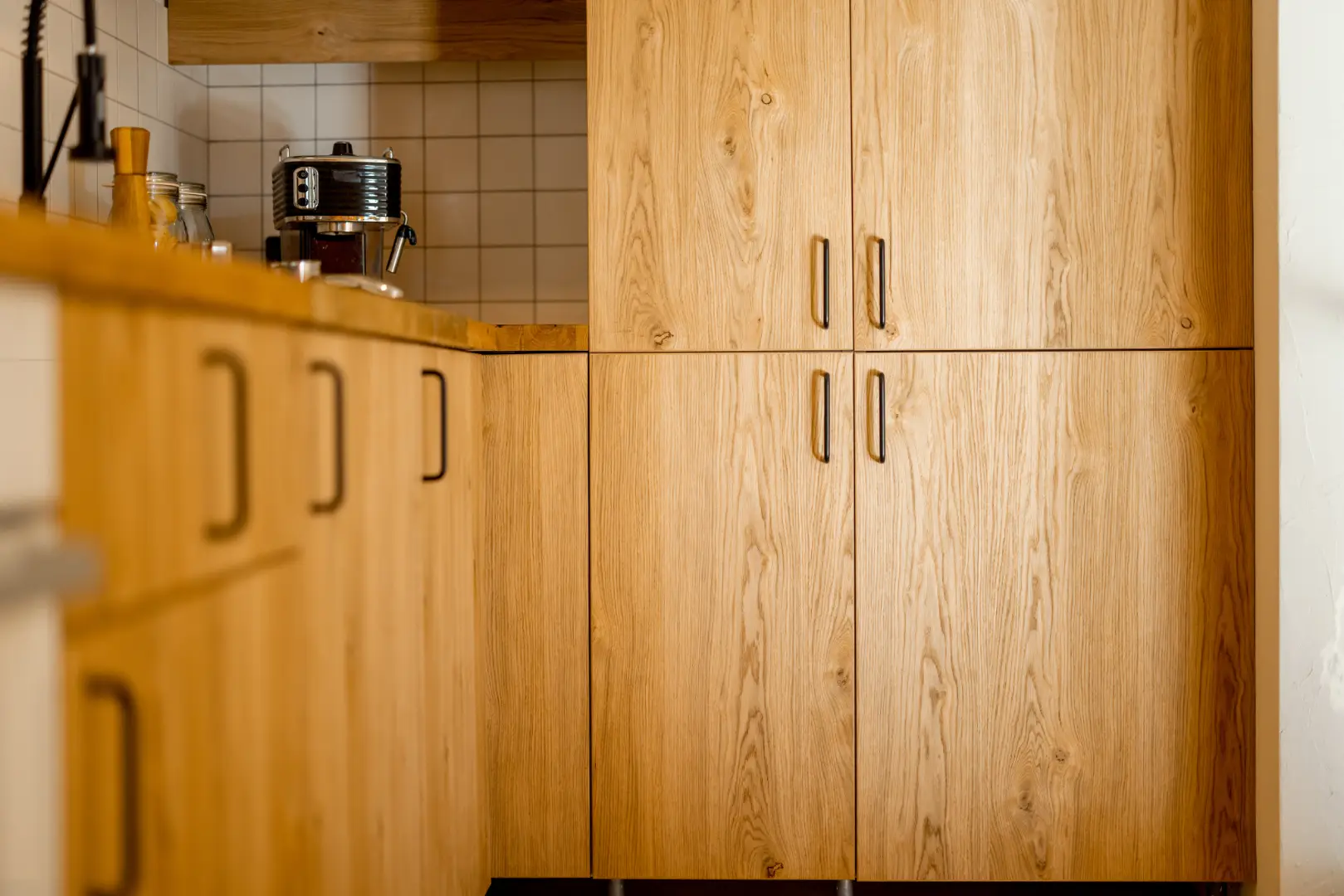 Holzfronten von Küchenschränken – Stauraumlösungen als Inspiration für Küchenorganisationstipps